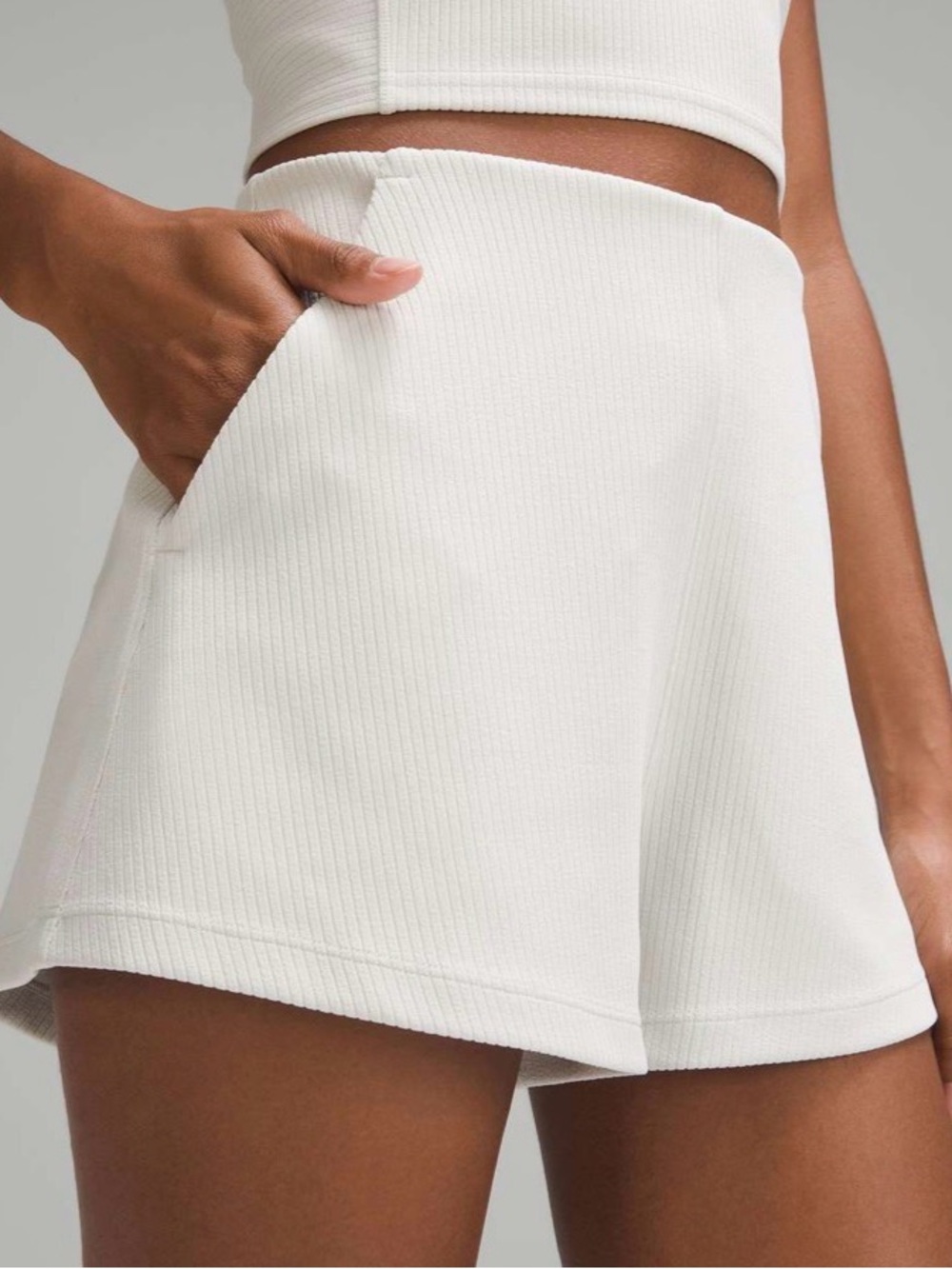 Lululemon Ribbed Softstreme High-Rise
Short 2"
Bone SIZE 2 - Picture 4 of 11